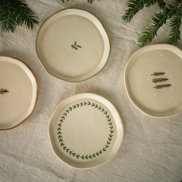 HAND PAINTED SNACK PLATE | WREATH