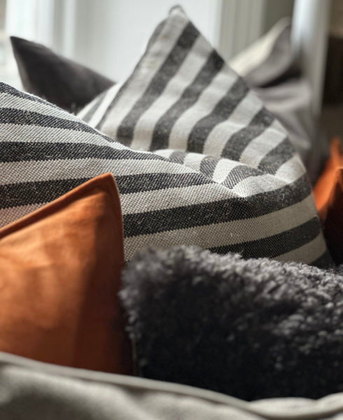 CHALK | COCOA CURLY CUSHION | GIANT