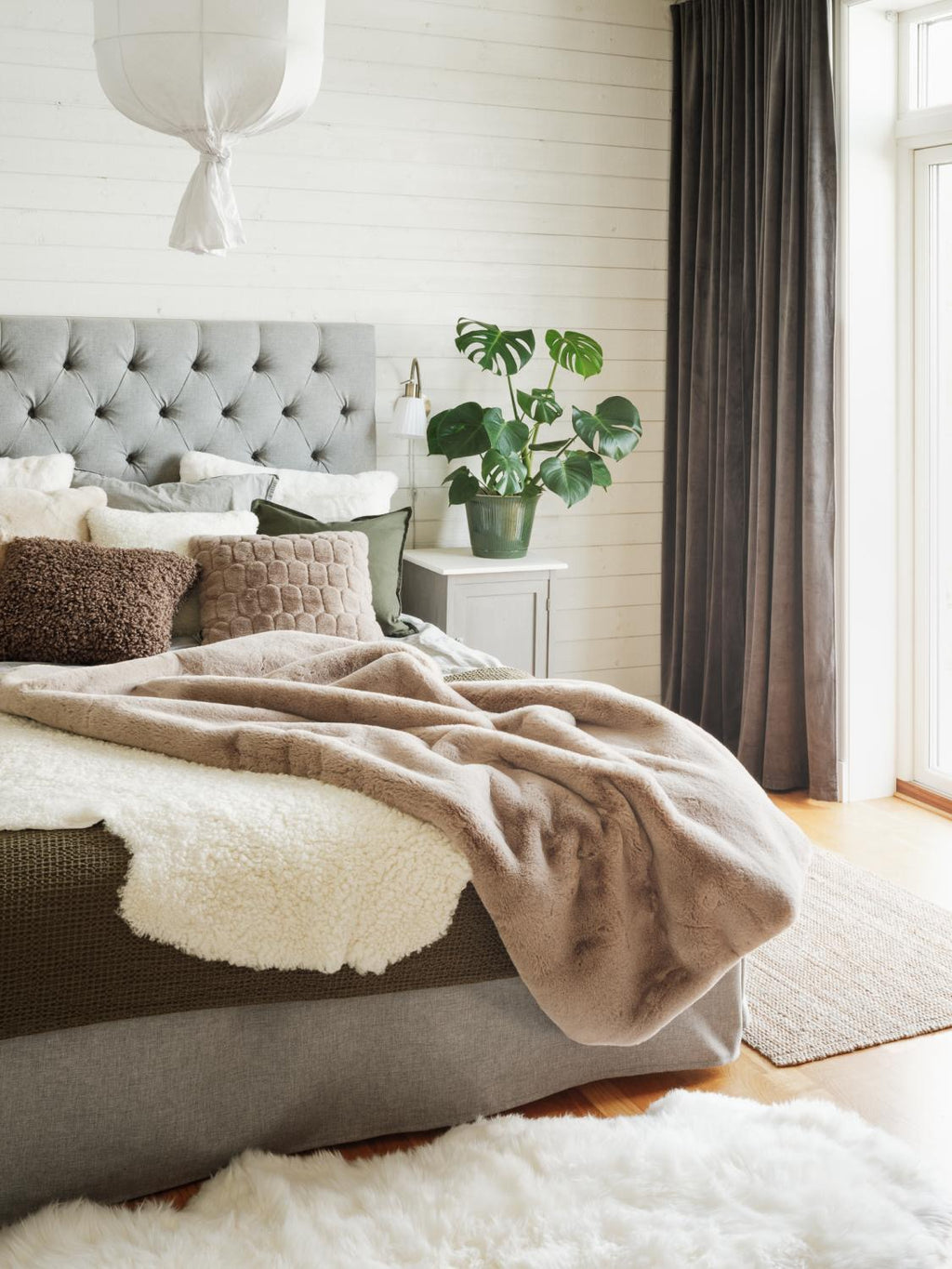 Lars - Large Curly Sheepskin - White