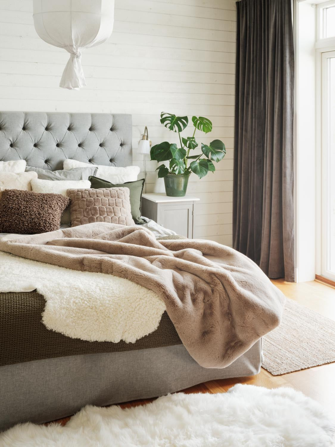 Lars - Large Curly Sheepskin - White