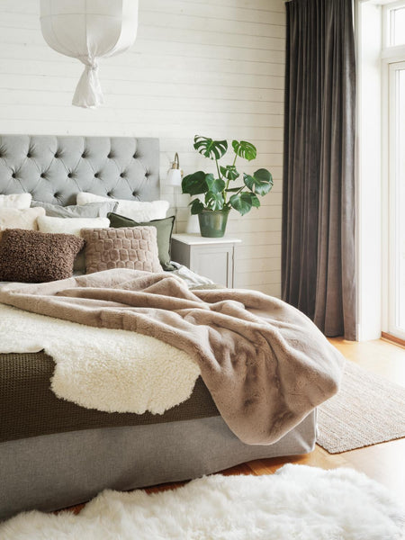 LARS | LARGE CURLY SHEEPSKIN | WHITE